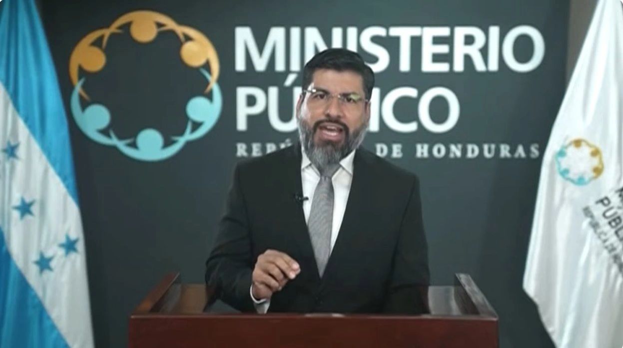 En cadena de radio y televisión, el fiscal general (interino) Johel Zelaya presenta la carga probatoria contra el exalcalde Nasry Asfura