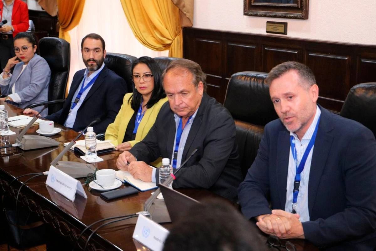 Miembros de la misión de NNUU reunidos con el Canciller Reina