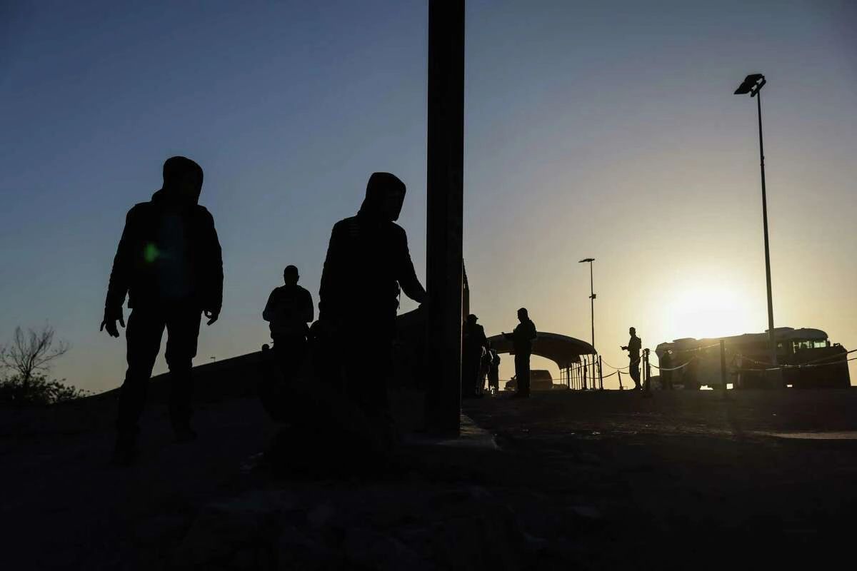 Migrants seeking asylum cross the border wall in Yuma, Ariz. Complex factors contribute to what pushes people from Central America to migrate to the United States. Gabrielle Lurie/The Chronicle