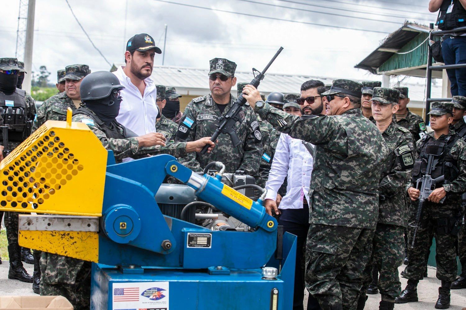 Ministro de Defensa José Manuel Zelaya Rosales con militares, en operación de destrucción de armas incautadas en los presidios.