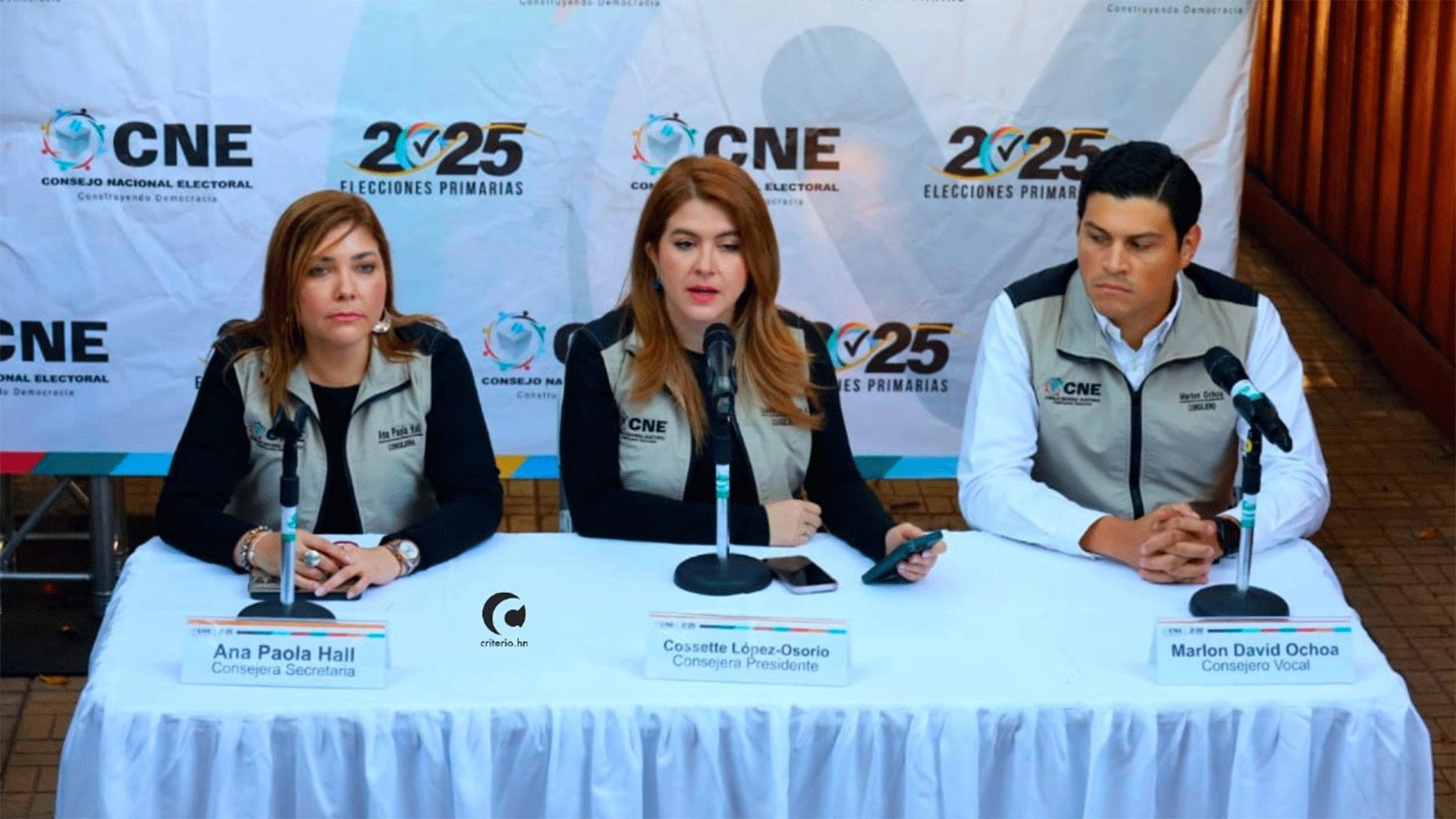Ana Paola Hall, Cossette López Osorio y Marlon Ochoa, consejeros propietarios del CNE