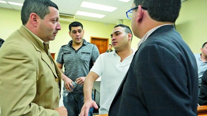 Jesús Gumaro Jaime Estrada (centro, de camisa blanca) habla con sus abogados.AFP