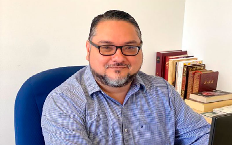 Ilustración principal de Kalton Bruhl y Dennis Arita, dos narradores del siglo XXI